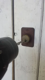 Ouverture de porte fermée à clé